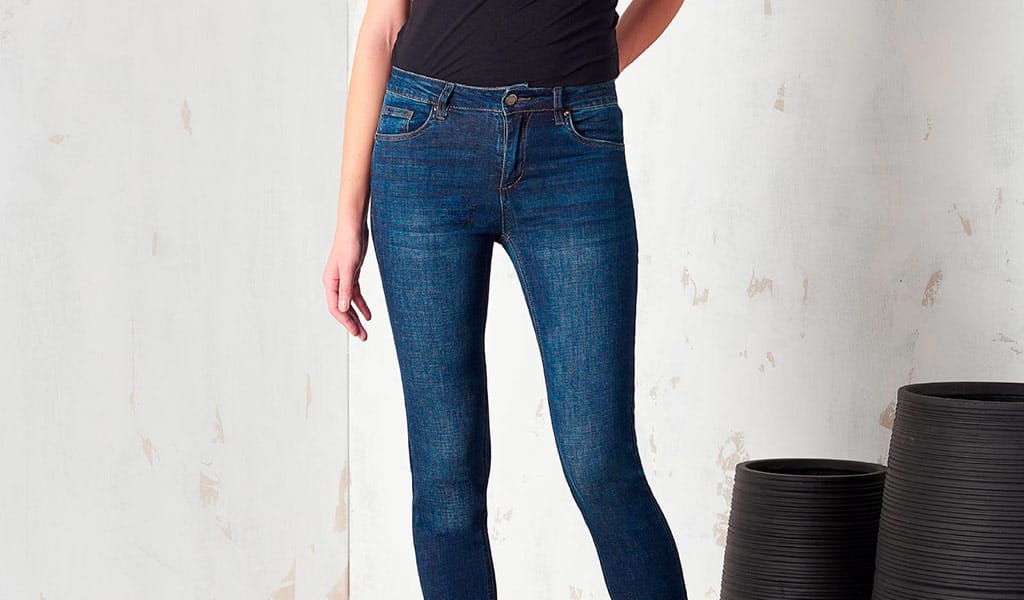 Gli intramontabili jeans dritti: la scelta di stile impeccabile che esalta ogni silhouette