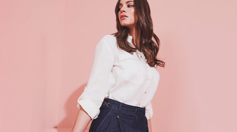 Camicia bianca invernale: come indossarla a strati senza perdere stile