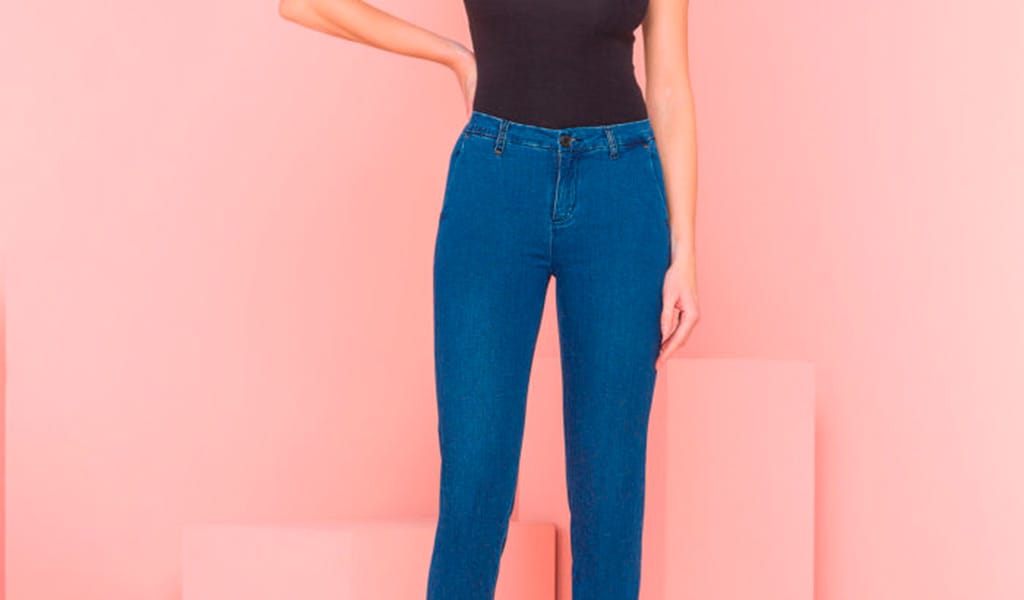Pantaloni Chino Donna: Eleganza e Versatilità per la Primavera Estate 2024 con Chiara Dalba