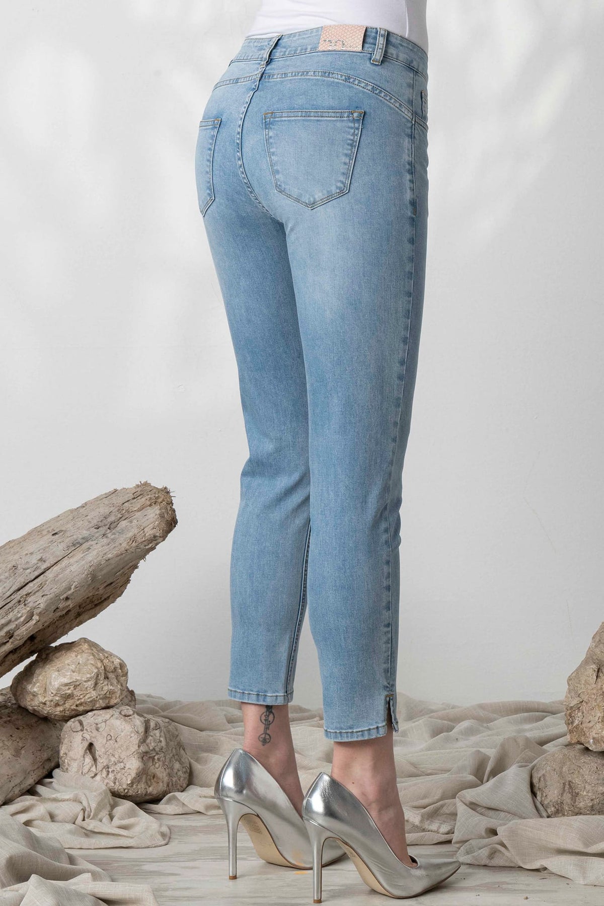 Jeans chiari e cropped: il trend denim della primavera 2025