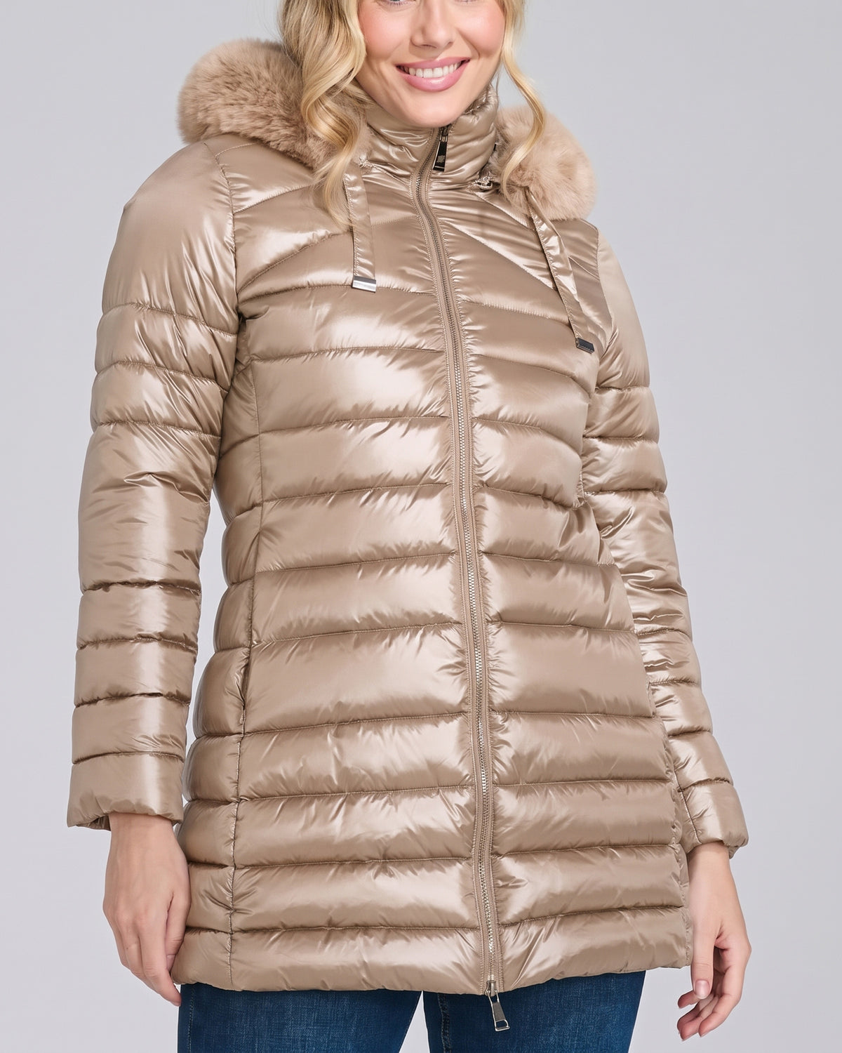 Piumino lungo lucido con cappuccio in ecopelliccia donna, colore Beige – Chiara Dalba