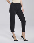 Jeans carrot nero con tasche chino e risvolti