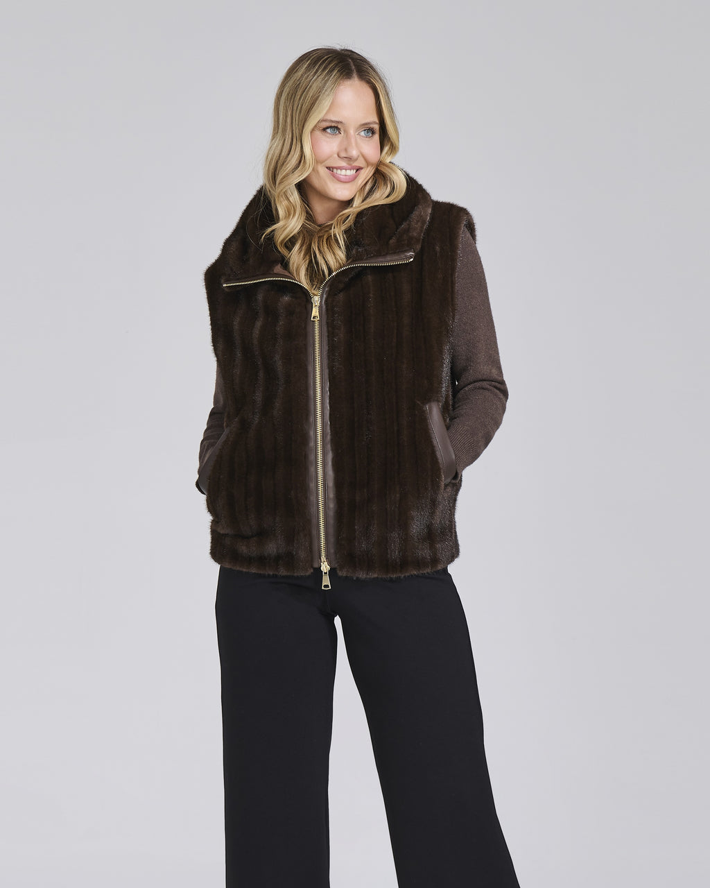 Gilet in ecopelliccia striata con zip donna, colore Caffe – Chiara Dalba