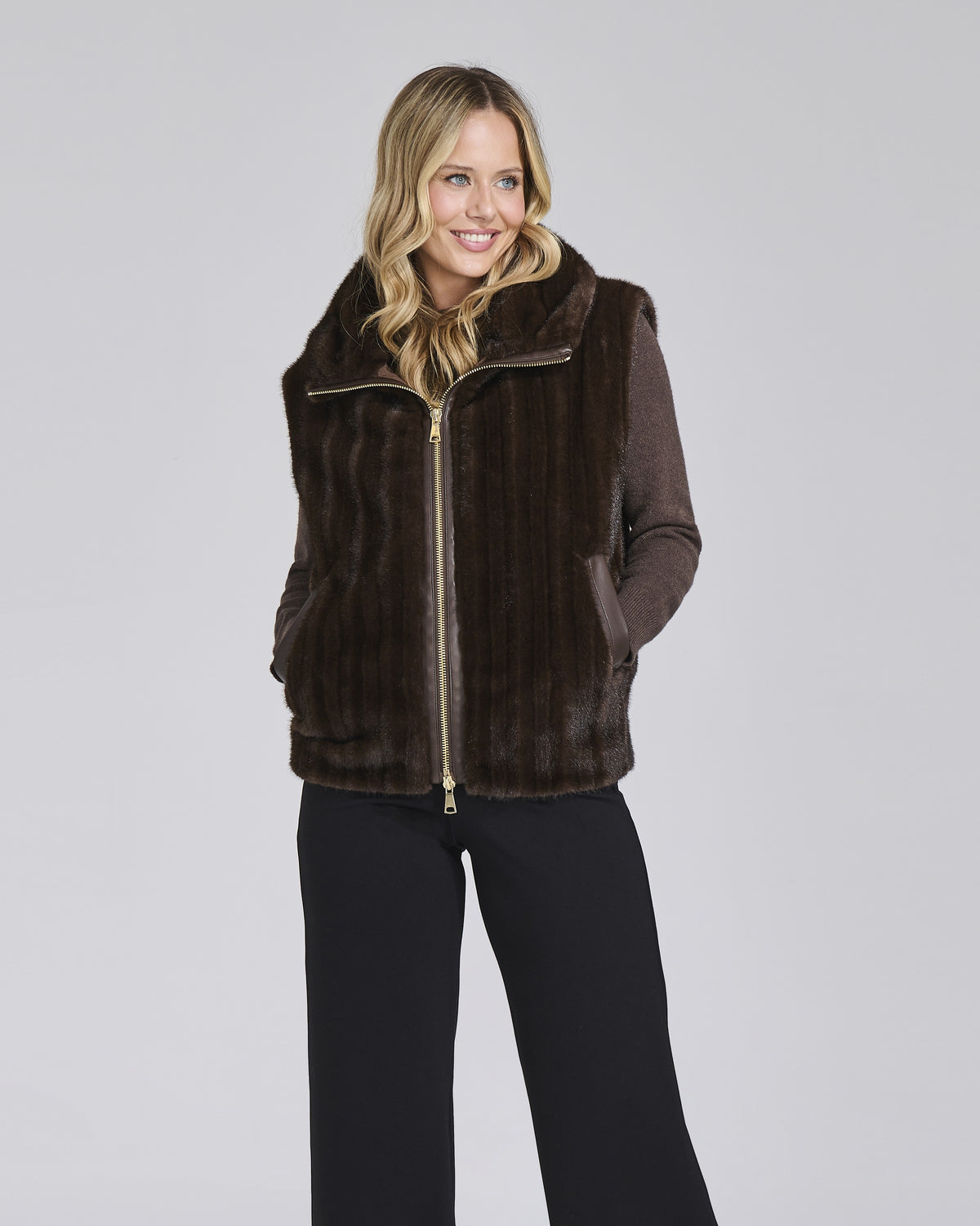 Gilet in ecopelliccia striata con zip donna, colore Caffe – Chiara Dalba