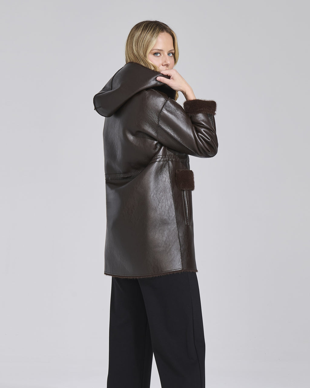 Giacca double ecopelle ed ecopelliccia con cappuccio donna – Chiara Dalba, foto 4
