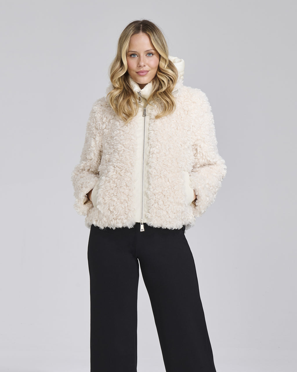 Ecopelliccia riccia con zip e cappuccio donna, colore Burro – Chiara Dalba
