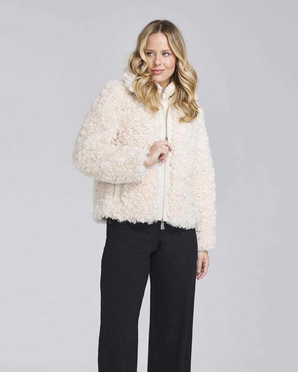 Ecopelliccia riccia con zip e cappuccio donna – Chiara Dalba, foto 3