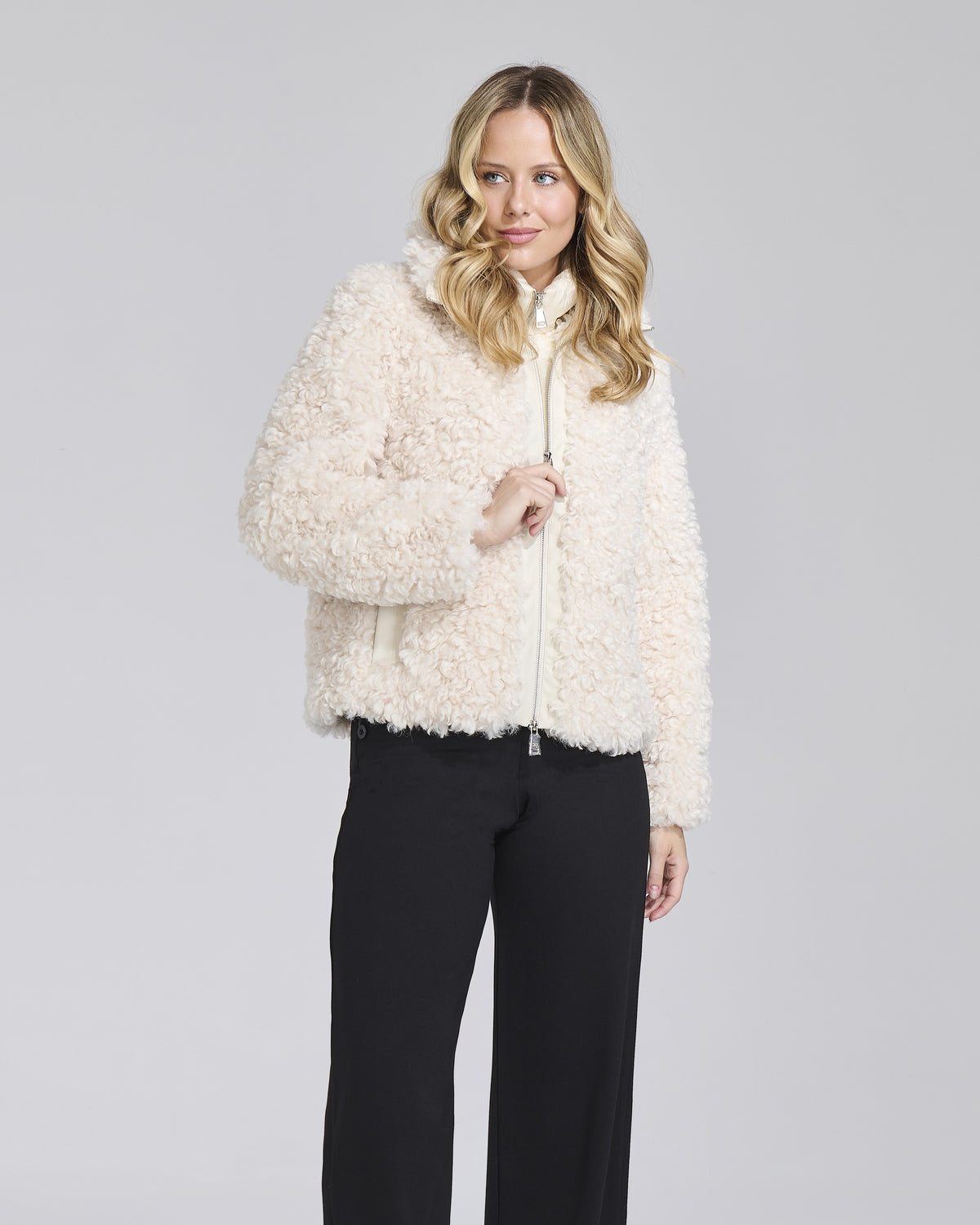 Ecopelliccia riccia con zip e cappuccio donna – Chiara Dalba, foto 3
