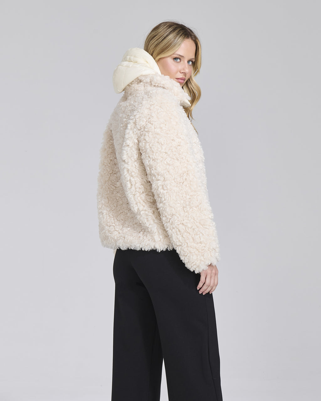 Ecopelliccia riccia con zip e cappuccio donna – Chiara Dalba, foto 4
