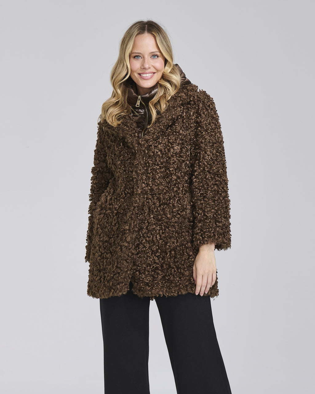 Cappotto in ecopelliccia riccia con cappuccio donna, colore Moro – Chiara Dalba
