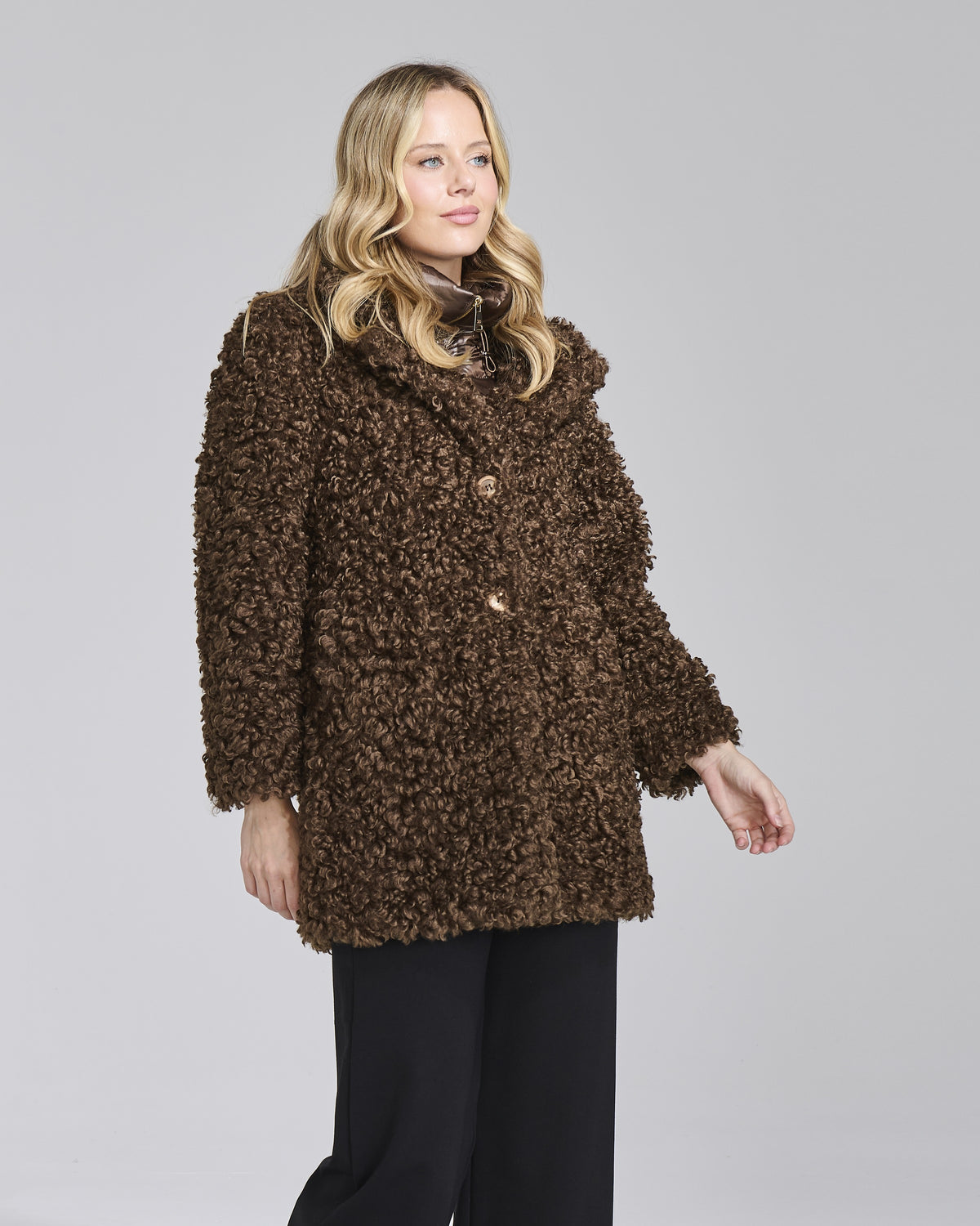 Cappotto in ecopelliccia riccia con cappuccio donna – Chiara Dalba, foto 3