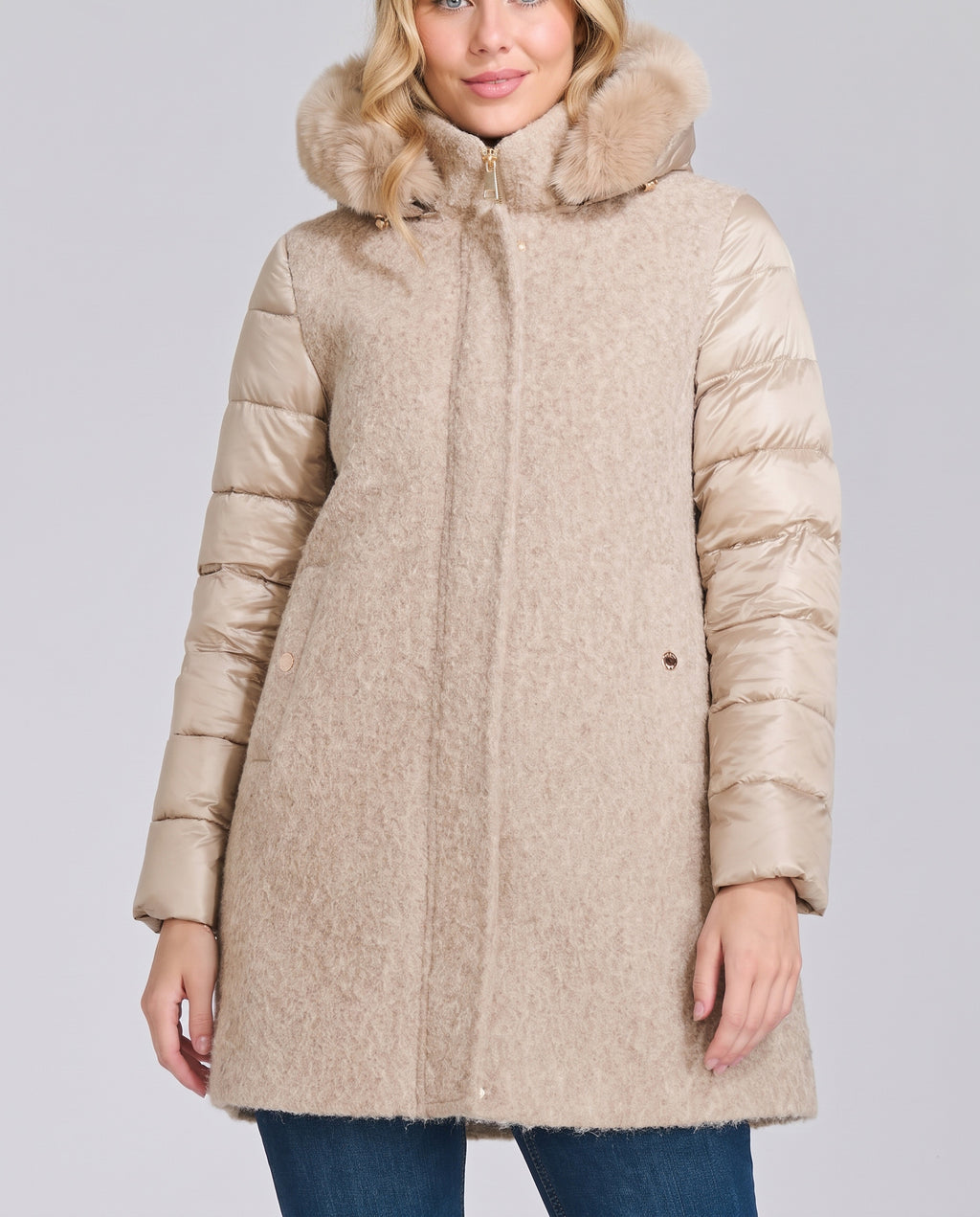 Giubbino in panno con maniche trapuntate e cappuccio in ecopelliccia donna, colore Beige – Chiara Dalba