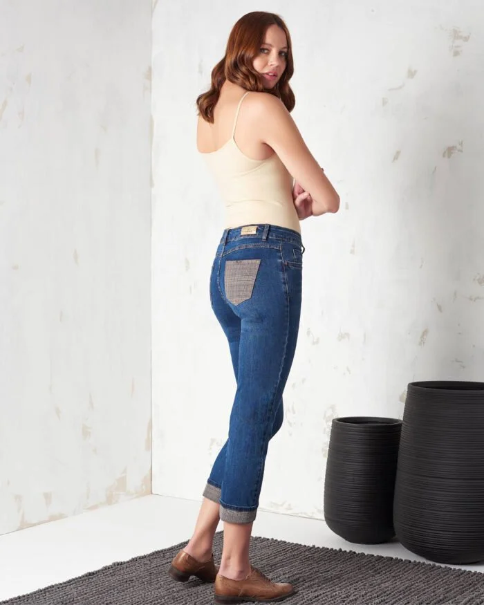 Capri jeans with turn-ups and contrasting pockets