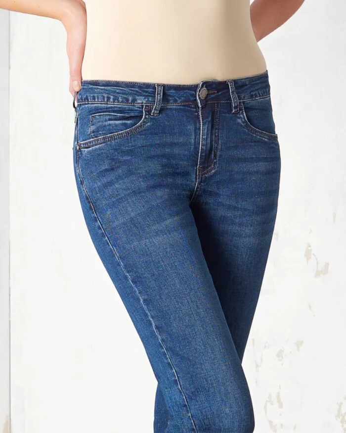 Capri jeans with turn-ups and contrasting pockets