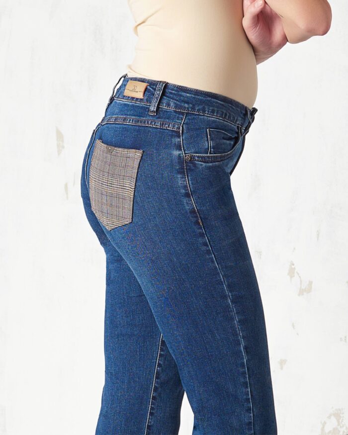 Jeans capri con risvolto e tasca in contrasto