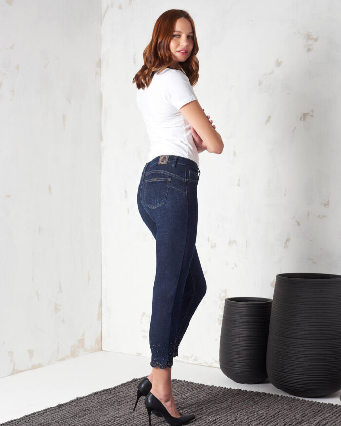 Jeans with push-up yoke
