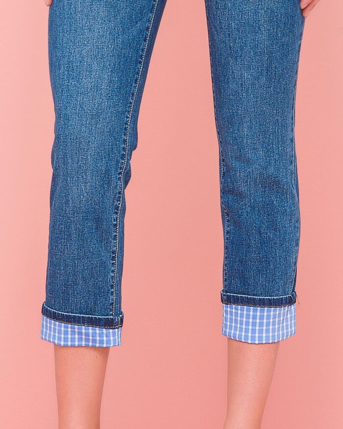 Jeans con risvolto quadrettato