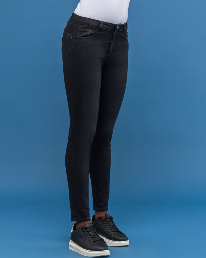 Jeans with Pockets and Push-Up Yoke